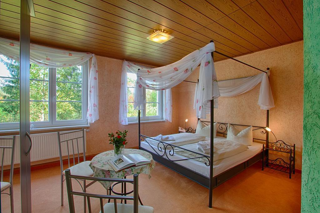 Kraeuterbaude Hotell Saupsdorf Eksteriør bilde